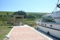 The Rose - 37ft Lakeside Yacht with Hot Tub Hotels in Mawr
