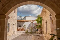 Antama Living, Luxe Stonehouse with Pool & BBQ - Homestays
