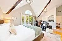 La Jolla Beach House. 2 Minute Walk to the Beach!