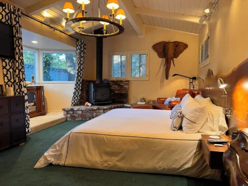 Experience Lake Gregory charm steps away! Four bedroom Crestline cottage awaits.