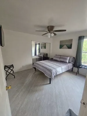 Chic 2BR Oasis: Prime Locale!