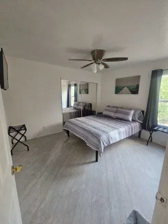 Chic 2BR Oasis: Prime Locale! Отели рядом с достопримечательностью «Аризона Музеум оф Нэчурал Хистори»