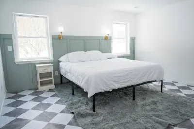 Entire Home in the heart of Sugar Camp on beautiful Bass Lake. No Cleaning Fee!!