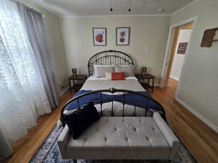 Charming 2-bedroom house in Lubbock TX,  Walking Distance from Texas Tech Отели рядом с достопримечательностью «Thunderzone Family Fun»