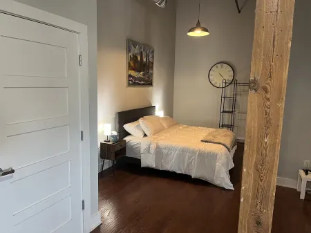 Modern 1 Bedroom Loft Apartment!