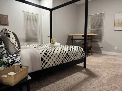 The Amazing 2 Bed 2 Bath of Independence Hotels near Park University in Independence, MO
