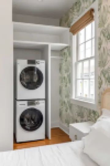 The Philip's Suite, newly renovated 3 Bed/3 EnSuite Bath, 1 Block to King