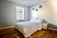 Urban Oasis: Spacious 3BR 2BA Patio Oasis Near NYC, EWR &American Dream Mall Hotel dekat GlassRoots Studio