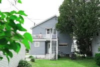 Beachy 3-bedroom upper with WiFi and AC minutes from Lake Michigan