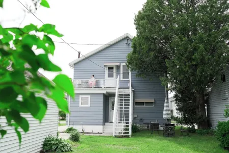 Beachy 3-bedroom upper with WiFi and AC minutes from Lake Michigan