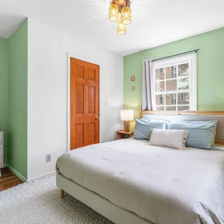 Bohemian Downtown Retreat 5 Bedrooms with BBQ & Pool Table Near Duke