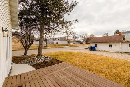 Fully remodeled corner home, 3 blocks from Main Street and across from the park. Отели в г. Шеридан