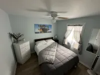 Charming 2-bedroom cottage steps away from the beach, restaurants, and downtown 허런 카운티 호텔