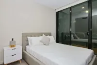 A Comfy Albert Park Apt Next to Grand Prix Circuit