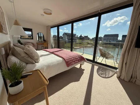 Still Waters Lakeside Retreat w t hot tub Slps 14 Отели рядом с достопримечательностью «St Michael’s Church»