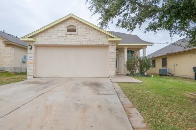Cozy 7 bedroom Home in the heart of Texas; 2 master bedroom suites on 1st level!