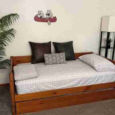 Charming home w/jacuzzi, hiking trails, games, near sandy beaches in Bass Lake! Rooms