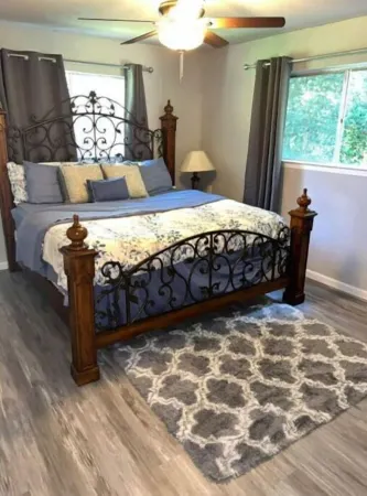 Charming Downtown Home on 5th street Отели в г. Мидлотиан