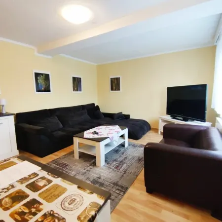 Ferienhaus für 6-8 Personen - Zentral und Sehr Geräumig mit Überdachter Terrasse