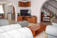 Cheerful 4-bedroom with a pool