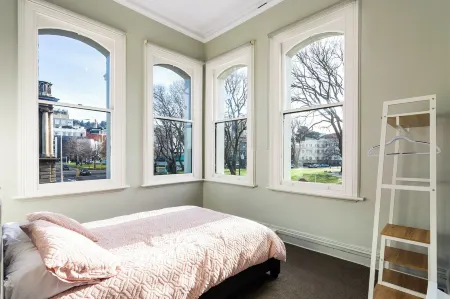 Four Bedrooms Over Looking Queens Gardens Отели рядом с достопримечательностью «Ларнч Касл»