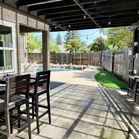 Spacious 4 Br Home, with Fireplace, Wet Bar, Pool, & Indoor Jacuzzi Tub.
