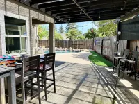 Spacious 4 Br Home, with Fireplace, Wet Bar, Pool, & Indoor Jacuzzi Tub.
