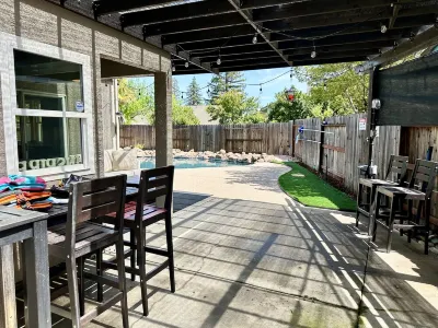 Serene Retreat: W/ Waterfall Pool, Proximity to Shopping & Gastronomic Delights. Hotels near Vacaville Museum