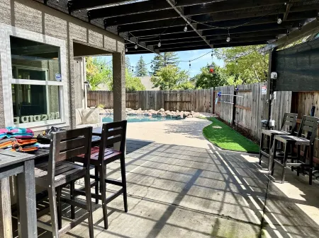 Serene Retreat: W/ Waterfall Pool, Proximity to Shopping & Gastronomic Delights. Отели рядом с достопримечательностью «Университет Калифорния, Дэвис»