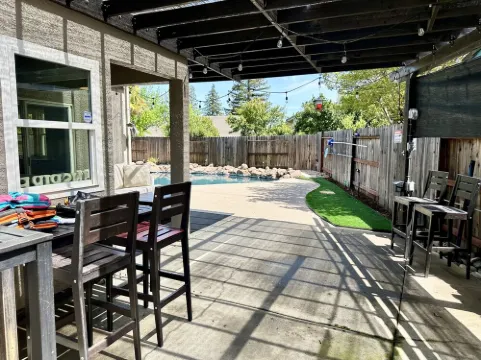 Spacious 4 Br Home, with Fireplace, Wet Bar, Pool, & Indoor Jacuzzi Tub.