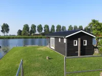 Cozy and rustic cottage plus houseboat on the water Hotels in Grafhorst
