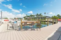 Condo at the Bay with kitchenette, opt-in continental breakfast, queen&sofa bed