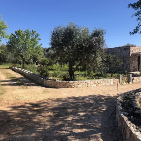 SAN GREGORIO VILLA WITH SECULAR OLIVE GROVE, GARDEN AND PORCH Отели в г. Пату