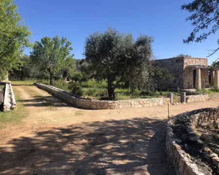SAN GREGORIO VILLA WITH SECULAR OLIVE GROVE, GARDEN AND PORCH Hotels in Patu