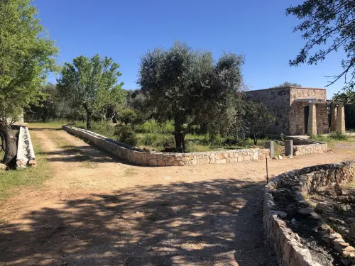 SAN GREGORIO VILLA WITH SECULAR OLIVE GROVE, GARDEN AND PORCH Hotels in Patù