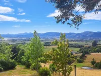 Golden Hills Farm Cottage, Stunning Views and a Swimming Pool - 2-Star