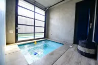 Stylish 2 Bedroom + pool Beachfront Suite king & queen bed Sunsets beach walk