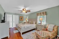 Summer cabin w/ Private Beach in Big Bass Lake resort community Hotel a Clifton Township