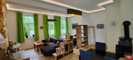 Modern apartment with fireplace, e-charging station and free parking space Отели в г. Шверин