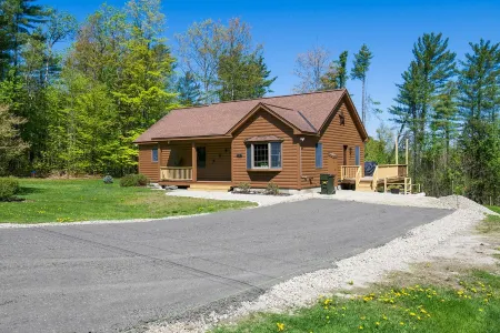 Peaceful cabin w/patio-firepit near lake Sunapee