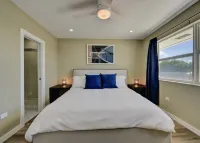 Beautiful beachfront apartment on Seven Mile Beach!