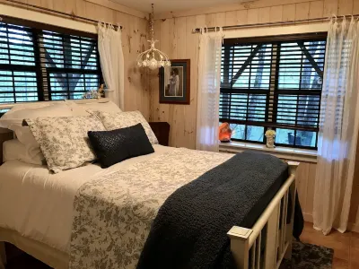 Beautiful Secluded Cabin with Creek and Mountain View , Pet Friendly Hotels near Bartram Trail: Wallace Branch to William's Pulpit