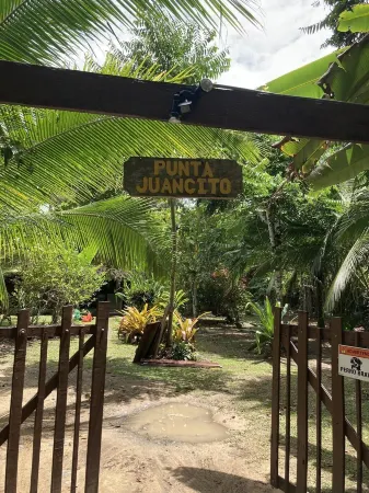 BEACH FRONT HOUSE 50mts from the water. PUNTA UVA ARRECIFE Отели в г. Punta Uva