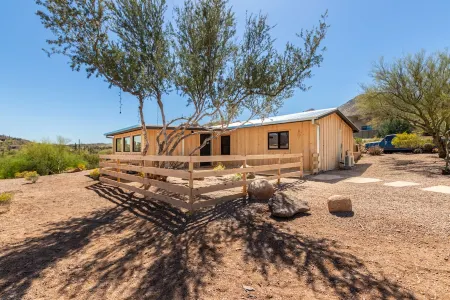 Private,romantic and charming mid-century cottage with panoramic views Отели в г. Кейв Крик