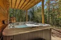 Spacious luxury cabin in private wooded setting 5 mins from downtown Blue Ridge