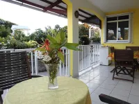 Charming T2 '' Le Colibri '' garden floor with flowers and all comforts in Ste Anne Wifi