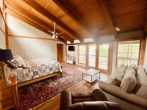 Pets/Kids love the Jacuzzi @ Large Lakeside Cabin