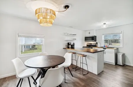 Splash of Sunshine  2 Bed 1 Bath Отели в г. Waverly