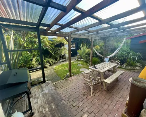 Welcome Home Cottage, Manapouri, Fiordland Hotels in Manapouri