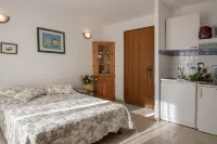 Lovely 2 person studio with terrace and garden in a villa in St Paul de Vence